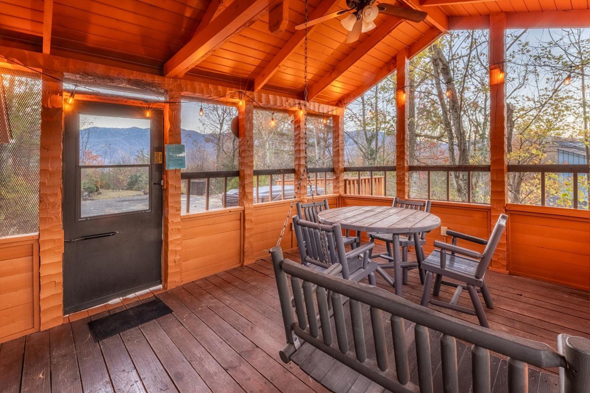 Real Log Cabin With Amazing Views, Hot Tub, Sauna, Games Гатлінбург Екстер'єр фото